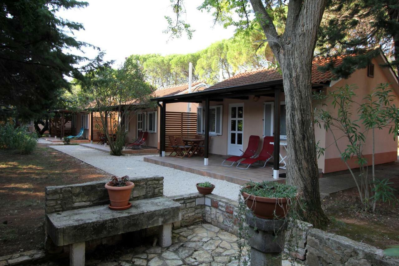 Bungalow Comfort 100 M From The Beach Premantura Eksteriør bilde