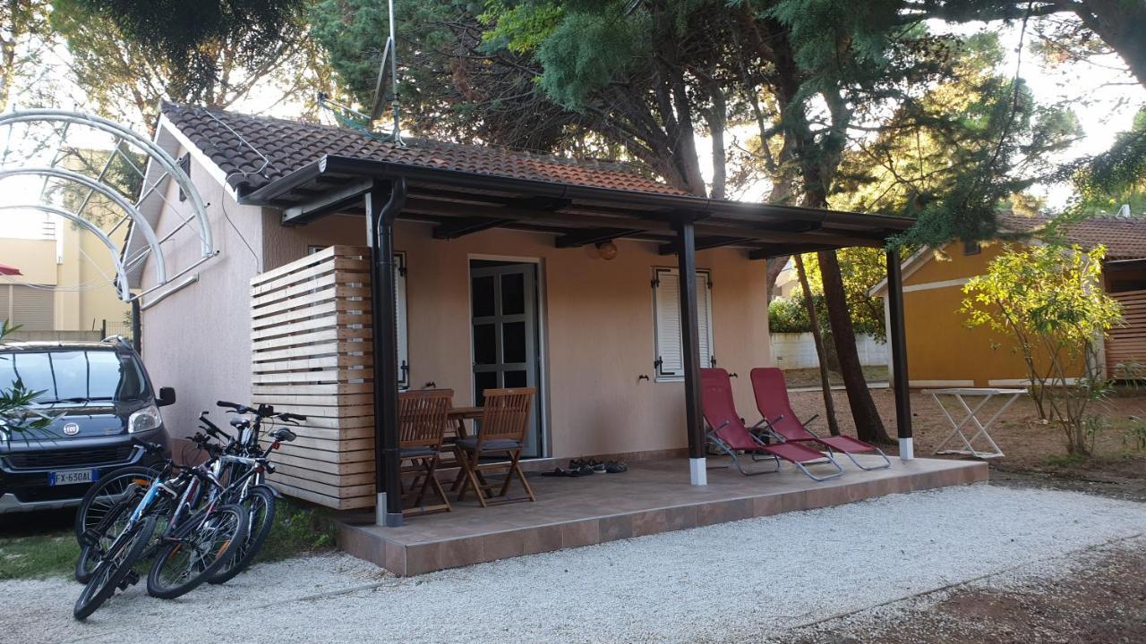 Bungalow Comfort 100 M From The Beach Premantura Eksteriør bilde